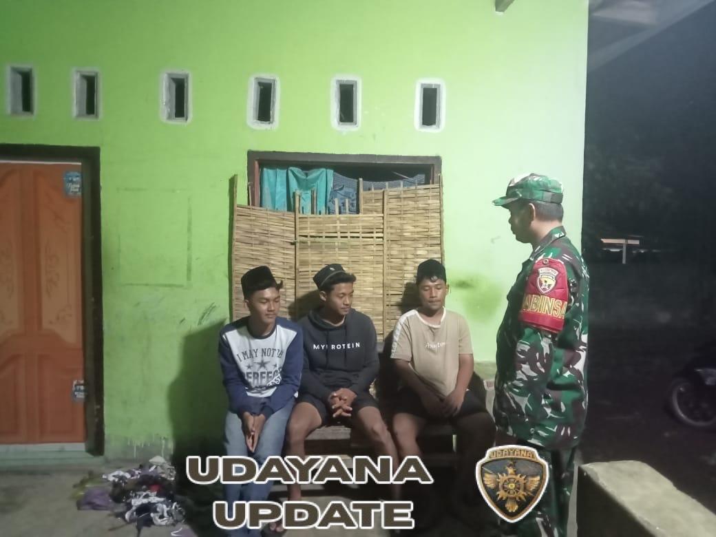 Tingkatkan Keamanan dan Kebersamaan, Babinsa Nangamiro Turun Langsung dalam Ronda Malam Warga
