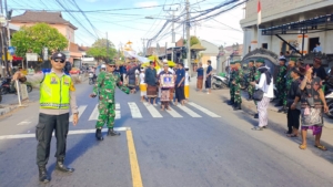 Wujud Penghormatan Terakhir, Upacara Persemayaman dan Pemberangkatan Jenazah Purnawirawan Kodim 1609/Buleleng Berlangsung Khidmat di Desa Bungkulan