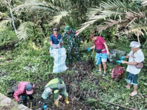 Sinergi TNI-Polri dan Masyarakat Galungan dalam Aksi Bersih-Bersih Sungai