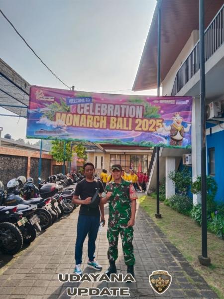 Wujud Dukungan TNI, Babinsa Koramil 1616-01/Gianyar Amankan Jalan Santai Bersama Ratusan Mahasiswa Monarch Bali