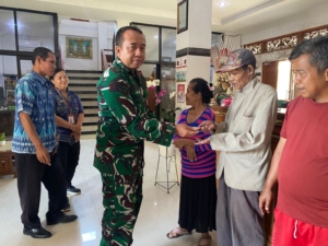 Hadir Kawal Pencairan BLT DD, Babinsa Paksebali Pastikan prosesi Berjalan Aman dan tepat sasaran