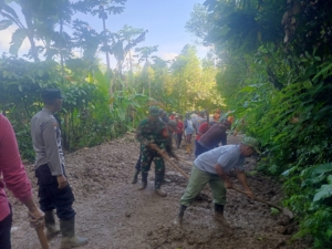Gerak Cepat Babinsa dan Bhabinkamtibmas Gotong Royong Massal Sukses Pulihkan Akses Jalan Desa Sepang Kelod yang Tertutup Longsor.