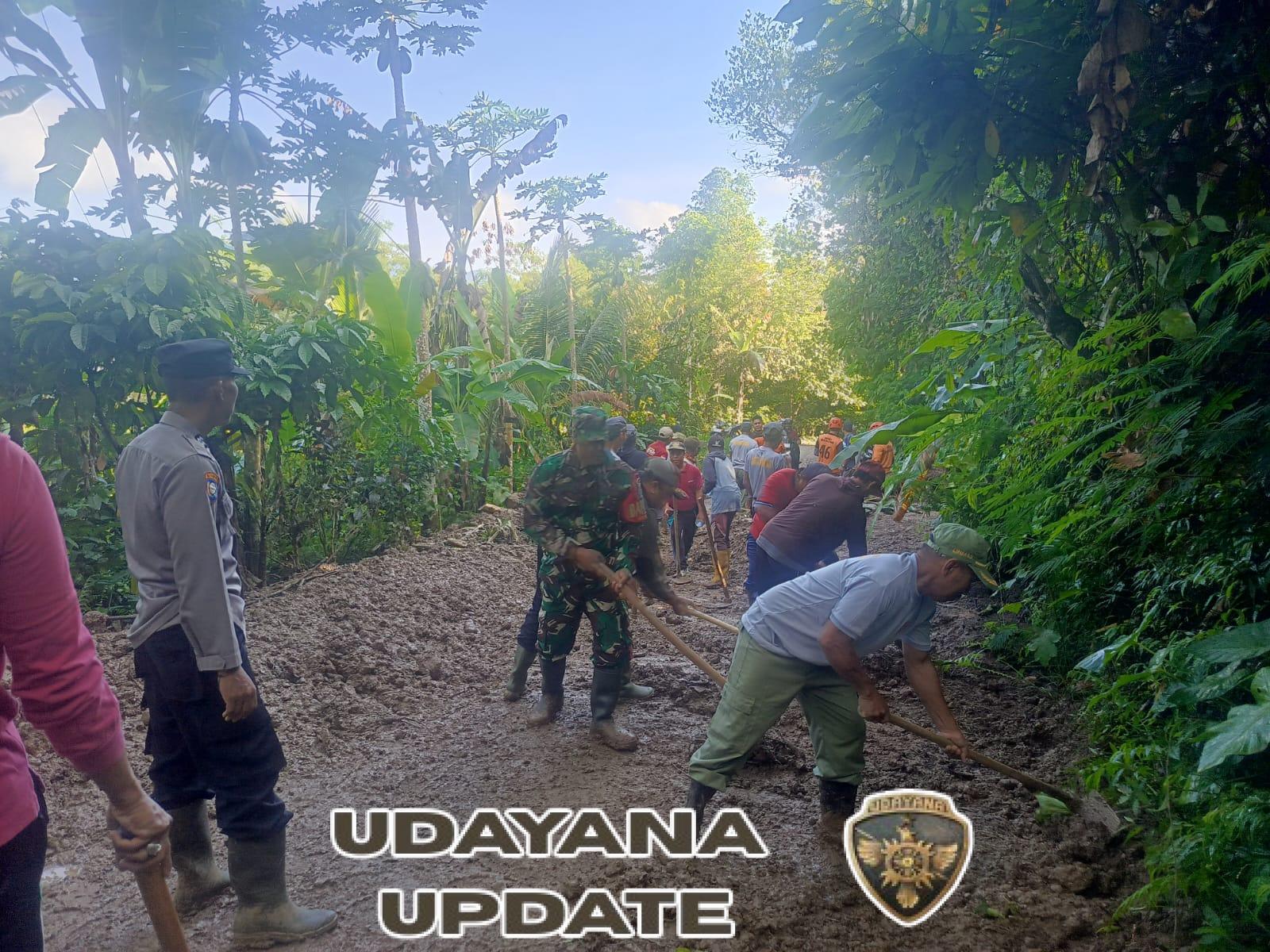 Gerak Cepat Babinsa dan Bhabinkamtibmas Gotong Royong Massal Sukses Pulihkan Akses Jalan Desa Sepang Kelod yang Tertutup Longsor.