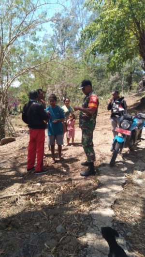 Babinsa Naikliu Pererat Hubungan Dengan Warga Desa Bitobe