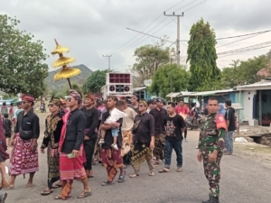 Sertu Wiliadi Hadir Amankan Acara Adat Nyondolan di Desa Poto Tano