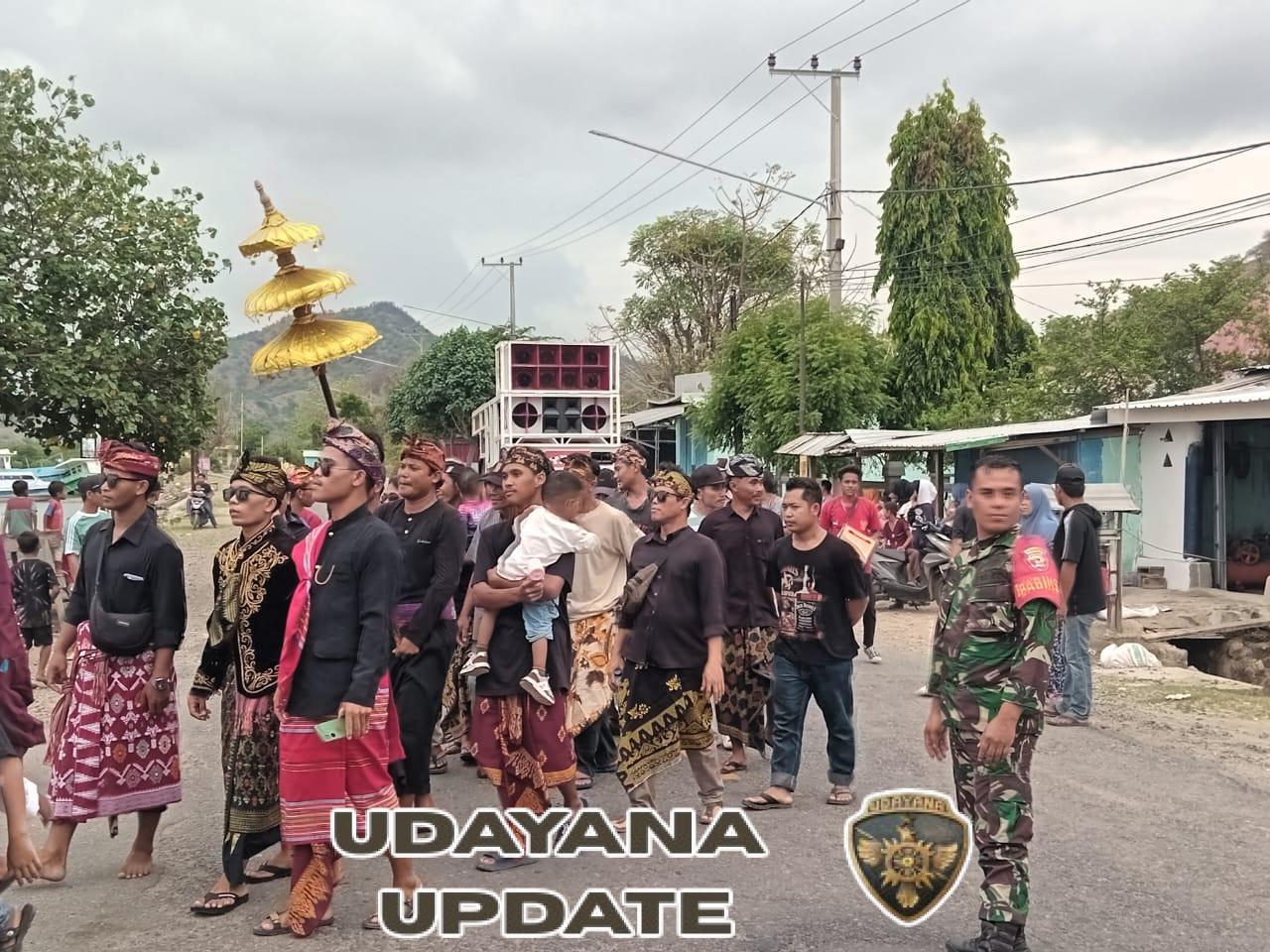 Sertu Wiliadi Hadir Amankan Acara Adat Nyondolan di Desa Poto Tano