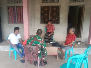 Perkuat Kemanunggalan TNI-Rakyat, Babinsa 1602/Ende Gelar Komsos di Wilayah Binaan