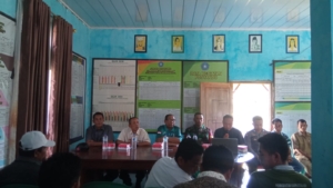 Wujud Kepedulian TNI, Babinsa Seran Koramil 1628-03/Seteluk Hadiri Musyawarah DTSEN di Desa Seran