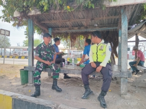 Babinsa Koramil 1628-04/Poto Tano Laksanakan Pengamanan di Pelabuhan Penyeberangan