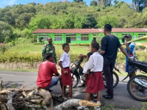 Babinsa Maurole Dekatkan Diri dengan Masyarakat Lewat Komsos di Kecamatan Kotabaru