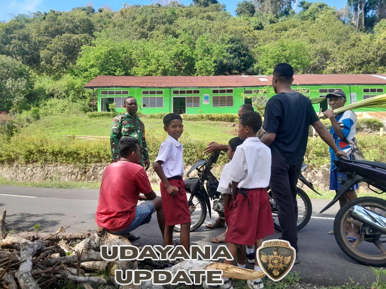 Babinsa Maurole Dekatkan Diri dengan Masyarakat Lewat Komsos di Kecamatan Kotabaru