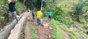 Anggota Kodim 1612/Manggarai Bangun Saluran Irigasi di Desa Pinggang dalam Program TMMD ke-126