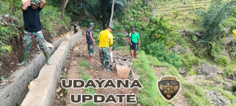 Anggota Kodim 1612/Manggarai Bangun Saluran Irigasi di Desa Pinggang dalam Program TMMD ke-126