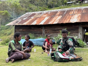 Langkah Kasih Satgas Yonif 743: Datangi Rumah Masyarakat, Bawa Sehat dan Harapan
