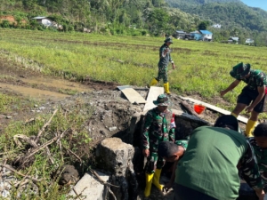Satgas TMMD Bersihkan Material Saluran Irigasi di Benteng Tawa, Progres Tembus 32%
