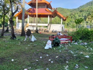 Babinsa Koramil 1628-01/Taliwang Gerakkan Gotong Royong Pasca Event Budaya