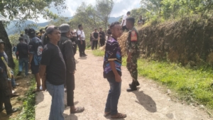 Komsos dan Pamwil Babinsa di Desa Rateroru, Jaga Kondusifitas dan Kesehatan Masyarakat