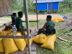 Babinsa Pratu Muhamad Rifaldi Tingkatkan Kamtibmas di Desa Nuanaga