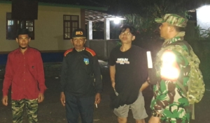 Pastikan Keamanan Wilayah Terjaga Malam Hari, Babinsa Lakukan Patroli Merata