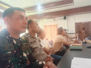 Komitmen TNI Sukseskan Program Dan Pembangunan Desa, Dua Babinsa Diterjunkan Danramil Klungkung Atensi Musdes Dan Musdesus