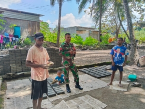 Kehadiran Babinsa Kodim 1602/Ende di Tengah Masyarakat Dongkrak Antusiasme Warga dalam Menjaga Keamanan