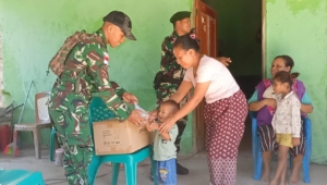 Wujud Kepedulian, Yonarmed 12 Kostrad Bagikan Bubur Kacang Hijau untuk Warga Perbatasan