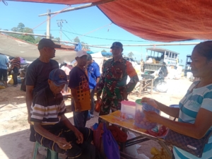 Babinsa Kodim 1602/Ende Perkuat Keamanan dan Hubungan dengan Warga di Pasar Detukeli