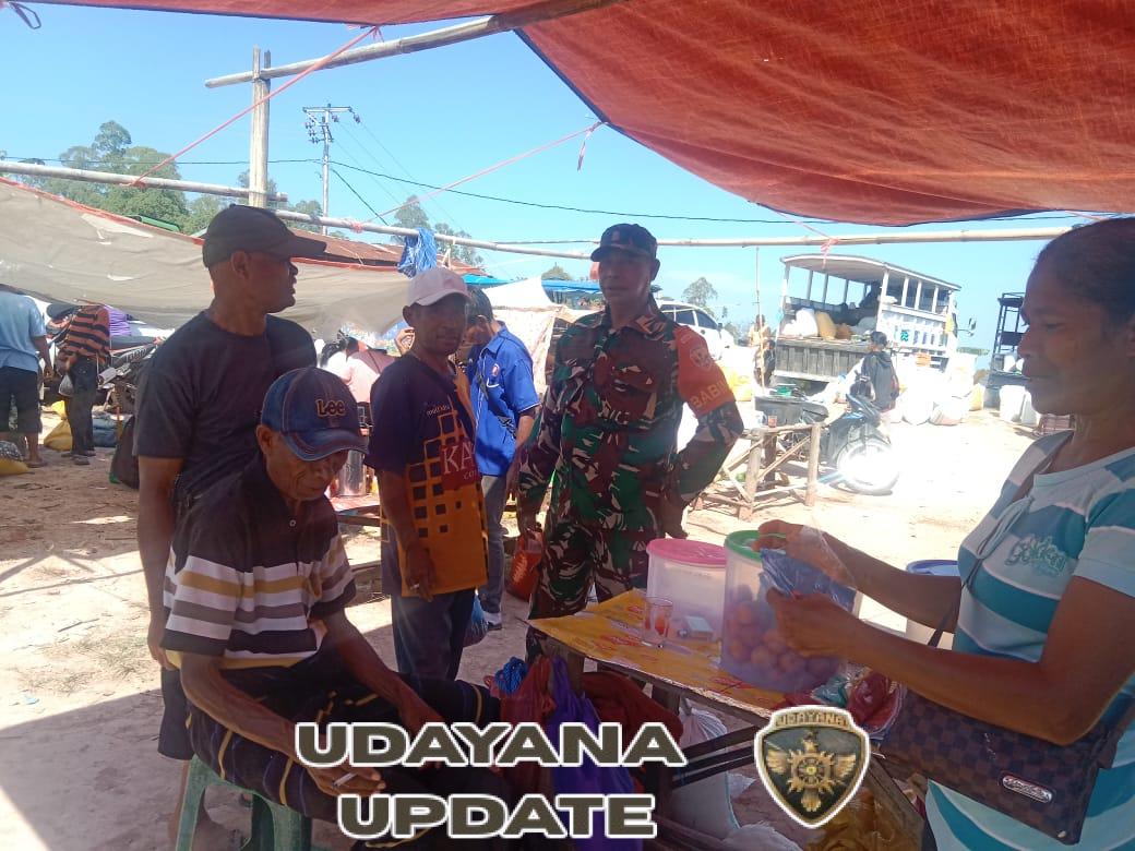 Babinsa Kodim 1602/Ende Perkuat Keamanan dan Hubungan dengan Warga di Pasar Detukeli