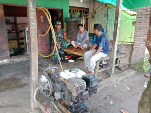 Babinsa Desa O’O Tingkatkan Komsos dengan Warga Dusun Berkah