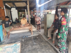 Babinsa Desa Meraran Jalin Kedekatan dengan Warga Lewat Komsos, Wujudkan Suasana Aman dan Harmonis