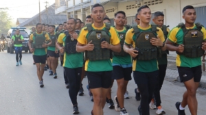 Satgas Makosatgas Kibarkan Semangat, Lari Pagi 5 Km dengan Bodyvest di Atambua