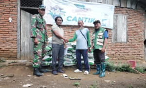 Babinsa Taropo Dampingi Penyaluran 4,2 Ton Bibit Jagung Bantuan Pemerintah