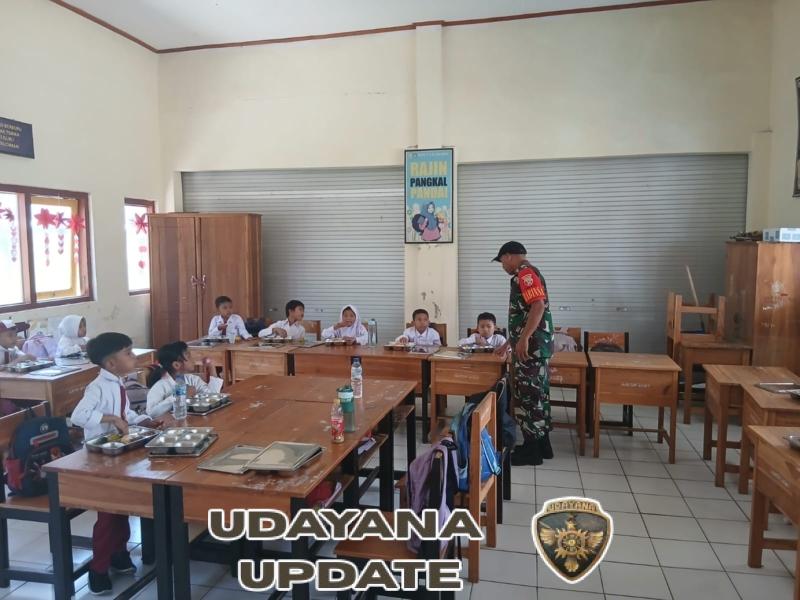 Babinsa Kuang Dampingi Pelaksanaan Program Makan Sehat Bergizi di SDN 07 Taliwang