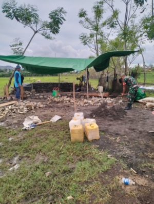 Babinsa Tanju Ajak Warga Dusun Trawang Gotong Royong dan Jaga Kamtibmas