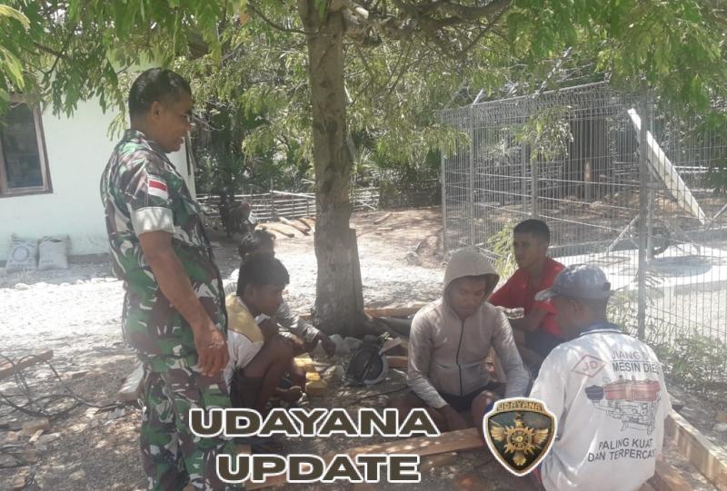 Sertu Sebastian Timo Dampingi Warga Oemanu dalam Kegiatan Gotong Royong