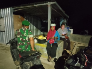 Patroli Malam Koramil 1628-04/Poto Tano, Babinsa Imbau Warga Jaga Keamanan Lingkungan