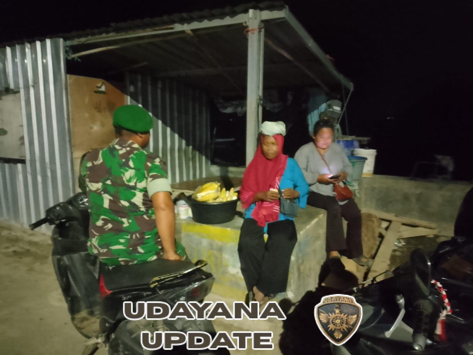 Patroli Malam Koramil 1628-04/Poto Tano, Babinsa Imbau Warga Jaga Keamanan Lingkungan