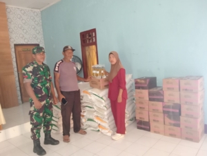 Penerimaan Bantuan Beras dan Minyak Goreng untuk Warga Sekongkang Atas Berjalan Lancar Berkat Babinsa