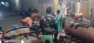 Sertu Wiliadi Gelar Patroli Malam di Wilayah Poto Tano, Warga Diimbau Jaga Keamanan Lingkungan