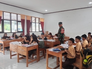 Babinsa Desa Belo Dampingi Program Makan Sehat Bergizi di SDN 2 Jereweh