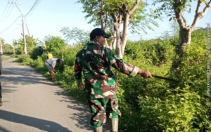 Babinsa Desa Dalam Pimpin Gotong Royong Perbaiki Akses Jalan ke Dusun Karang Tangian