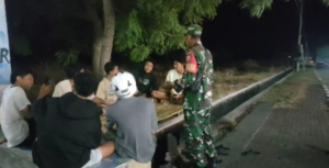 Babinsa Puncak Jeringo Gelar Patroli Malam Jaga Kamtibmas di Dusun Padak