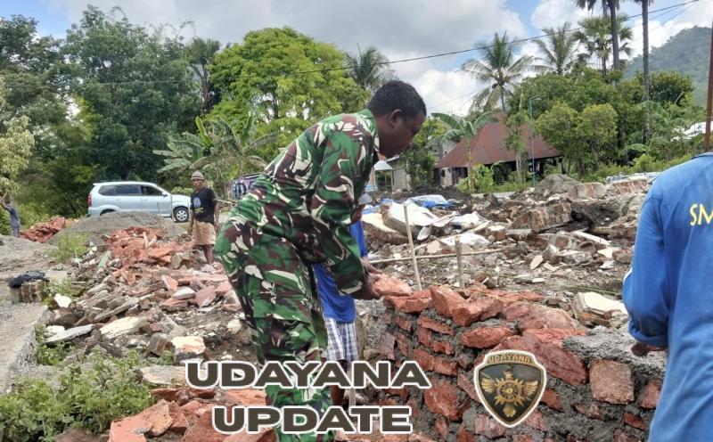 Dekat Dengan Masyarakat, Babinsa Koramil 1618-03/Insut Ikut Susun Fondasi Rumah