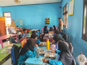 Babinsa Koramil 1628-05/Jereweh Dampingi Program Makan Sehat Bergizi di SD Negeri Goa
