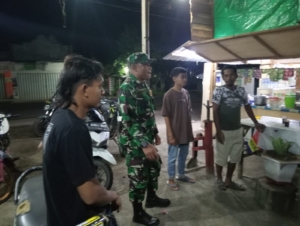 Babinsa Nanga Tumpu Gelar Kongkow dan Ronda Malam Jaga Kamtibmas