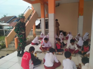 Babinsa Koramil 1628-05/Jereweh Dampingi Pelaksanaan Program Makan Bergizi Gratis di SDN Dasan, Desa Dasan Anyar