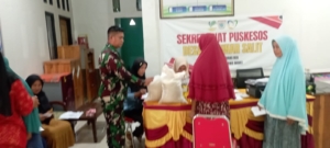 Babinsa Koramil 1628-01/Taliwang Dampingi Penyerahan Bantuan Beras dan Minyak Goreng untuk Warga Seminar Salit