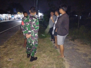 ‎Babinsa Sembalun Gelar Patroli Malam, Warga Diimbau Tingkatkan Kewaspadaan