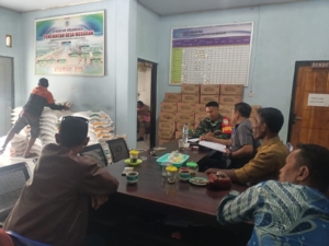 Babinsa Desa Meraran Dampingi Pendataan Penerima Bantuan Pangan di Desa Meraran