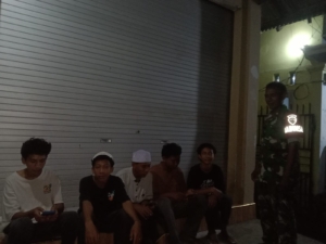 Babinsa Kadindi Barat Imbau Remaja Tak Begadang saat Ronda Malam